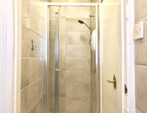 Apartment 4 - shower